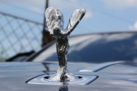 A menüből beállítható, hogy a Spirit of Ecstasy elbújjon-e a gyújtás levételekor