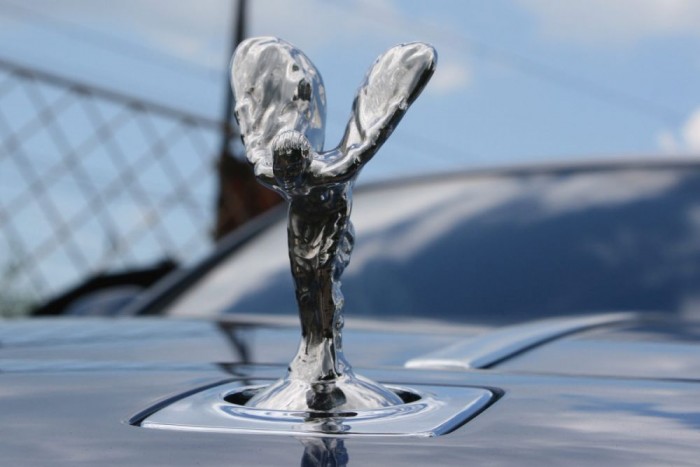 A menüből beállítható, hogy a Spirit of Ecstasy elbújjon-e a gyújtás levételekor