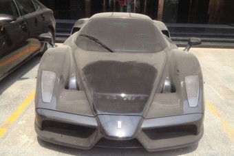 Ki hagy magára egy Ferrari Enzót?