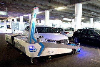 Robot parkol az utasok helyett a repülőtéren