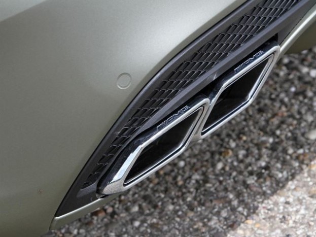 Szexi szőkével villant a Mercedes 12