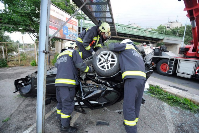 A nap képe: tetőre tettek egy autót a Váci úton 2 A nap képe: tetőre tettek egy autót a Váci úton 2