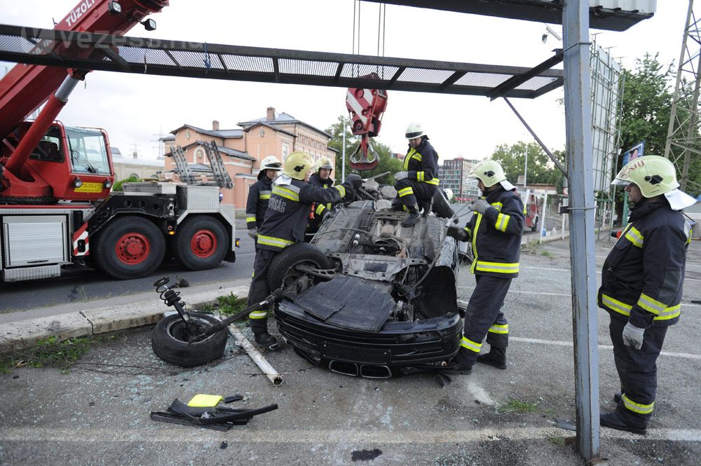 A nap képe: tetőre tettek egy autót a Váci úton 4