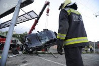 A nap képe: tetőre tettek egy autót a Váci úton 8