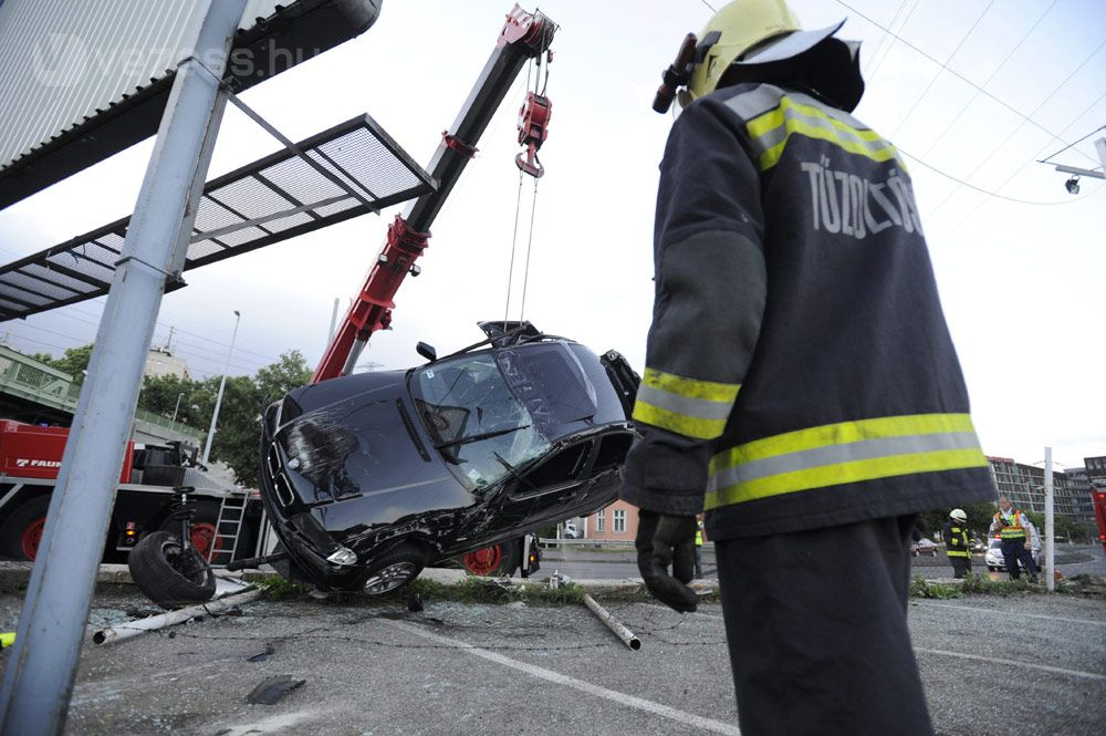 A nap képe: tetőre tettek egy autót a Váci úton 5