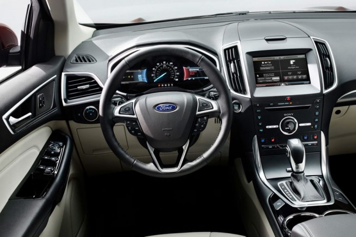 Mit akar a Ford az Audi és a Volvo ellenében? 3 A kormányzás áttételét villanymotor változtatja, elektronikus vezérléssel. Elvileg élénkebbek tőle az autó reakciói