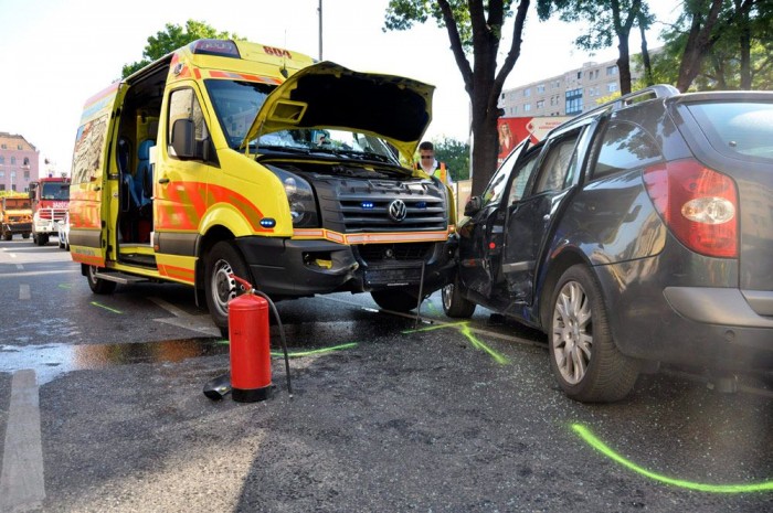 A nap képe – Karambolos mentő látott el sérülteket 5