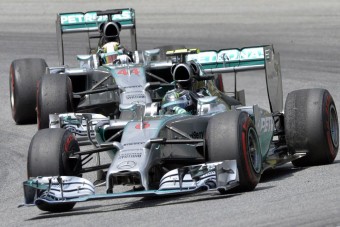 F1: Le a kalappal a Mercedes előtt!