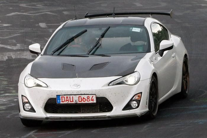 Ígéretes látvány a tuningolt Toyota GT86, de vajon kapunk-e belőle valaha, vagy csak egy japán belpiacos típust nyúznak a Nürburgringen?