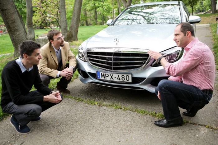 Fogyasztáscsökkentés szuperszámítógéppel 2 Robert Lesnik 2009 őszén csatlakozott a Mercedes-Benzhez a Kiától. Az új C-osztály tervezése 2010-ben zajlott, a CLA-val párhuzamosan