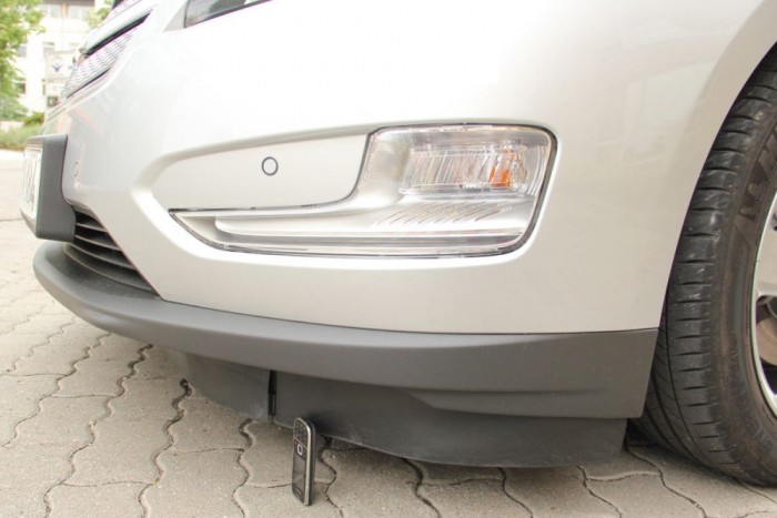 Fogyasztáscsökkentés szuperszámítógéppel 6 Teljes alvázburkolat helyett a mélyre lógó gumiél nem szép, de olcsó és jobb a semminél. A képen a Chevrolet Volt