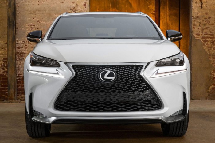 Fogyasztáscsökkentés szuperszámítógéppel 10 Lesnik kérdésesnek tartja azt az irányt, amerre a Lexus indult. Szerinte az orsómaszkos orr-rész ebben a méretben karikatúraszerű túlzás, mintha fel akarna falni valakit
