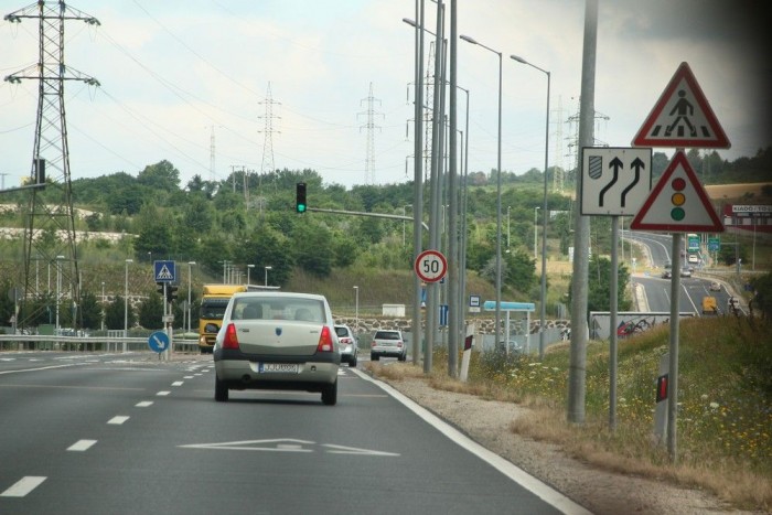 A bíróságok miatt van annyi felesleges tábla 5 Csodálatosan jól kivitelezett, hiperbiztonságos, nyomógombos lámpás zebra az Egyes úton. Kár, hogy gyalogos szinte sosem jár erre, az autósoknak teljesen feleslegesen kell 50-re lassítani