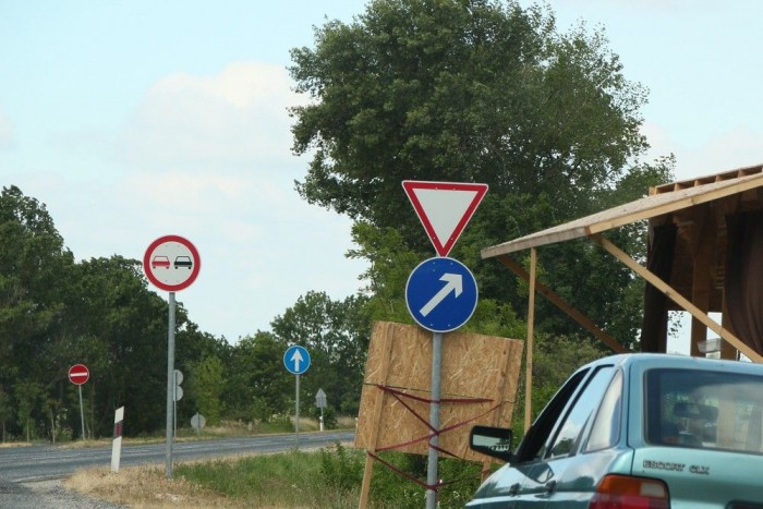 A bíróságok miatt van annyi felesleges tábla 1 Furcsa, de nem hibás: a 45 fokban az ég felé mutató kötelező haladási irány táblát ki lehet így helyezni, ha segíti a követendő irány felmérését