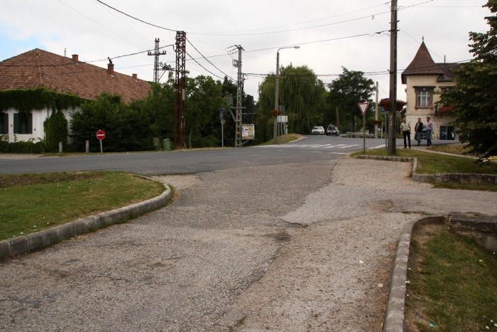 A bíróságok miatt van annyi felesleges tábla 7 Ha valaki itt nem ad elsőbbséget a főútnak (mert nem kell KRESZ szerint), jogosan csattanhat bele az elvileg főúton haladókba