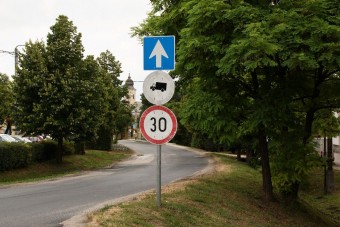 A bíróságok miatt van annyi felesleges tábla