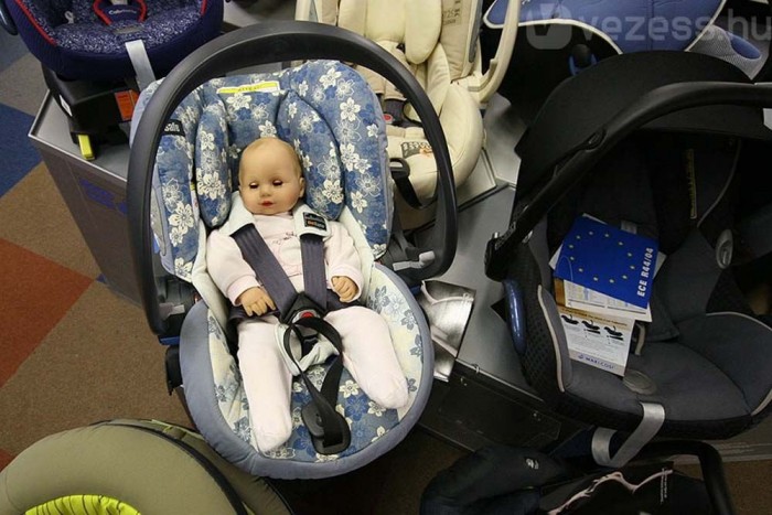 A legkisebbeket nem kötjük be az autóban 6 | Vezess Hány éves korig, hol, hogyan használható a gyerekülés, illetve a hordozó? A KRESZ betűit értelmezve van némi köd a kérdésben.