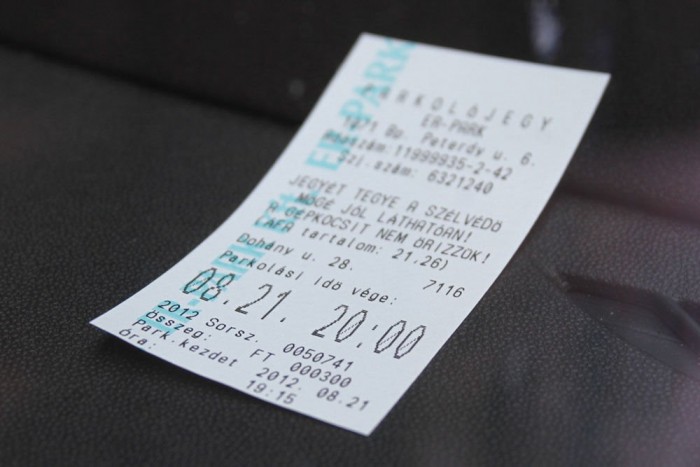 Sokakat bosszant, hogy Budapest egyes részein még este is fizetni kell. Ez a parkolójegy 19.15-kor lett kiváltva, akkor 300 forintot kellett fizetni, hogy 20 óráig köztéren állhasson a kocsi