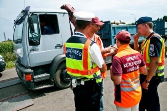 Razziáznak a teherautósok között