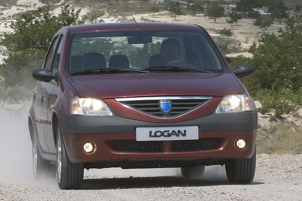 2004 Nyáron megjelenik a Logan, a márka első újkori modellje. Még ebben az évben elárasztják vele a keleti blokkot, köztük Magyarországot. 
