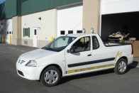 2011 Az észak-amerikai Electric Mobile Cars tisztán elektromos járműveket készül bevezetni az USA piacán. a háromtagú flotta pick-up tagja egy átalakított Dacia Logan. A cég később csődbe jut, de legalább megpróbálták.