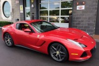 Nem pihen a Ferrari custom-részlege: az F12 TRS után újabb egyedi autót gyártottak egy tehetős ügyfél kérésére.