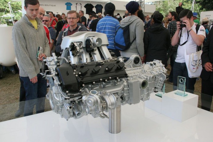 Ez meg itten a szerény utcai változat V8-as, 3800-as Twin Turbo motorja