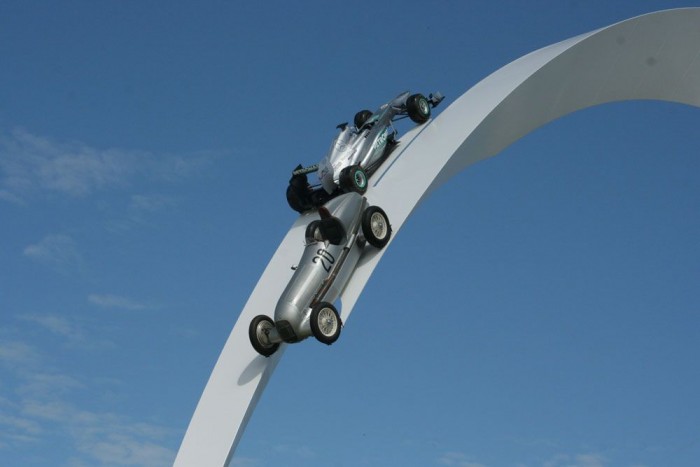 Innen azért látszik, hogy az ott a tavalyi, akkor azért még nem világverő Merci