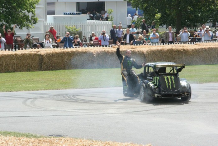 Most éppen az első tengelye körül forog a showcar