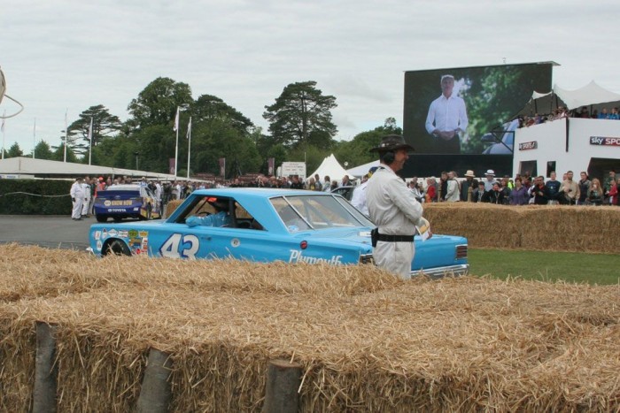 Ott, a kék Chevy-ben látható a kalap, és 77 éves gazdája