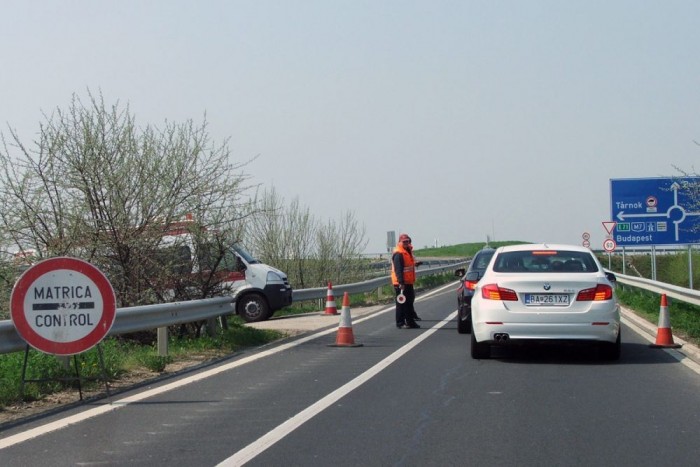 Drágább az osztráknál a magyar autópálya 2 Állandó a kamerás ellenőrzés, a megállításosnál van aki sms-ben próbálja gyorsan megvenni a hiányzó matricát