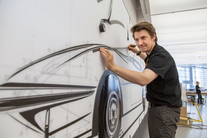 Így született a legizgalmasabb Opel 8 Fontos lépés az egy az egyes arányú rajzok elkészítése, amihez ma a szigetelőszalaghoz hasonló, különböző szélességű ragasztószalagokat használnak