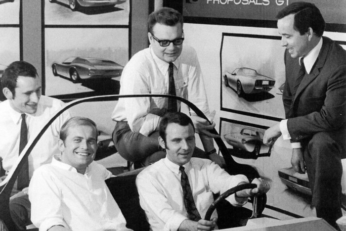 Így született a legizgalmasabb Opel 4 Természetesen lemodellezik, méghozzá egy az egyben az utasteret is. A GT cockpitjának modelljében a GT tervezőcsapata vidámkodik, a jobb szélen a tervezést irányító Erhard Schnell
