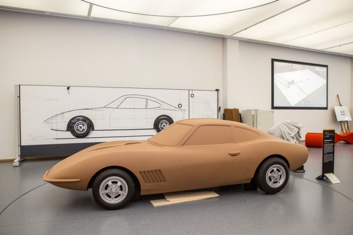 Így született a legizgalmasabb Opel 11 Íme az Opel GT, egyelőre talpig agyagban. De a forma már így is látszik. Sőt, így látszik a leginkább, ezért ma is, az óriásmonitorok és szuperszámítógépek korában is mindig elkészítik az agyagmodellt is