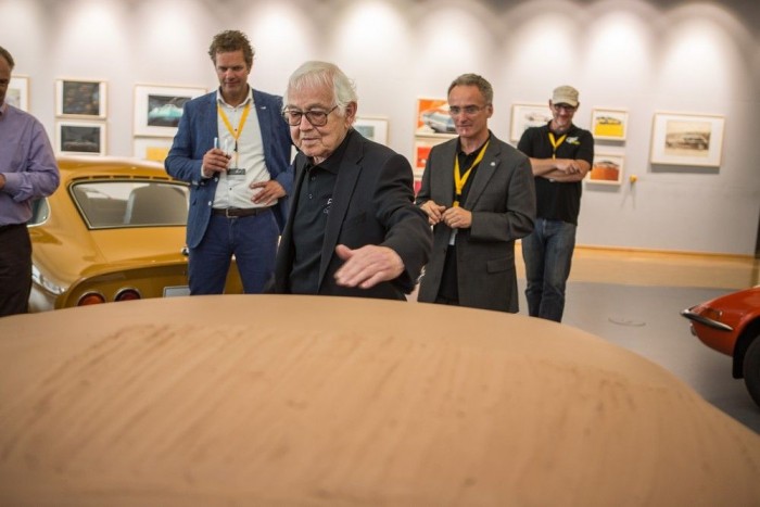Így született a legizgalmasabb Opel 12 Erhard Schnell, az Opel GT "atyja" ma a GT újragyártott agyagmodelljével. Schnell bácsi ma alkot, imád például festeni