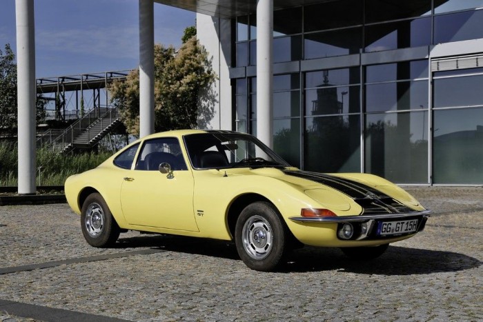 Így született a legizgalmasabb Opel 15 És íme, itt a kész Opel GT. Ovális bukólámpa-fedelekkel, nyomógombos kilinccsel és púppal a motorháztetőn, amely a nagyobb, 90 lóerős,1,9 literes, hengerfejben elhelyezett vezérműtengelyes (CIH) motor beépítésére utal. A másik, az alapmotor 1,1 literes, 60 lóerős OHV volt