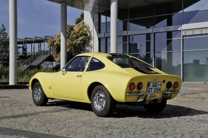 Így született a legizgalmasabb Opel 16 Dupla kerek lámpáival, meredek és csaknem sík hátfalával a Ferrari Dinóra emlékeztet a GT hátulról - ennek megfelelően nagyon jól néz ki innen is