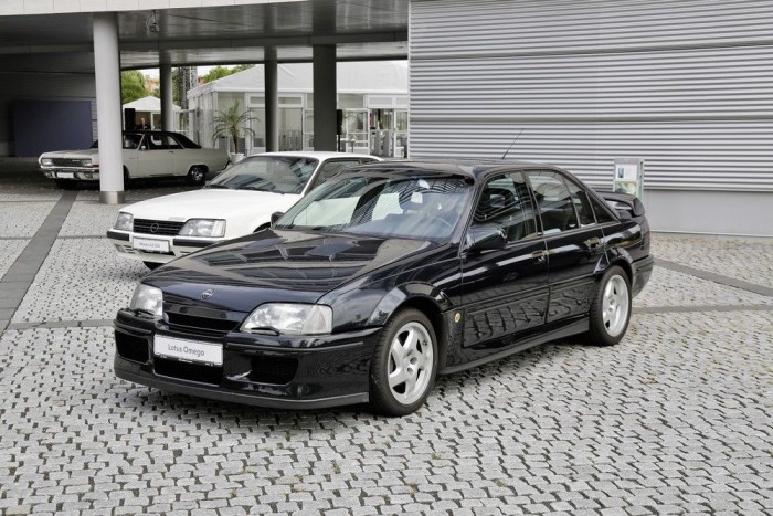 Így született a legizgalmasabb Opel 19 Amikor az Opel még gyártott nagyautót... Akkor időnként még vad megoldásokat is megengedett magának. Ez ugyanis nem egy átlagos Omega, hanem a Lotus kivitel soros, hathengeres, 3,6 literes, duplaturbós benzinmotorral. Legnagyobb teljesítménye 382 lóerő, amivel 5,3 másodperc alatt sprintel álló helyzetből 100 km/órára és 17,2 másodperc alatt kétszázra