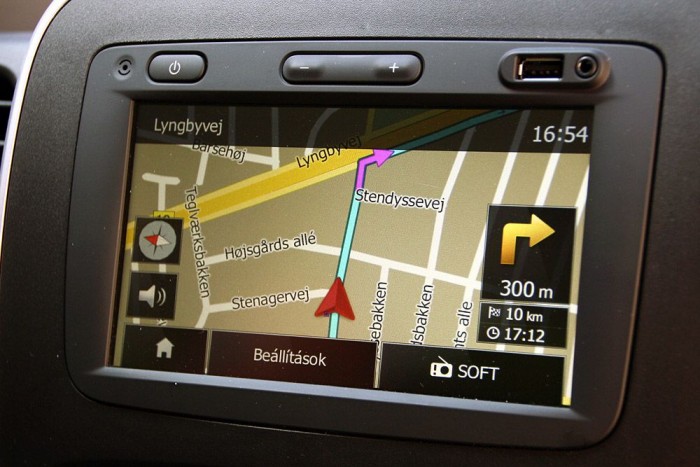 1,6-os motort? Ebbe a batárba? 10 | Vezess Éljen éljen, már nem Marika és Ervin erőszakolja meg a magyar nyelvet a navigációs berendezésben, hanem igazi robot beszél belőle. Érthetően, szépen.