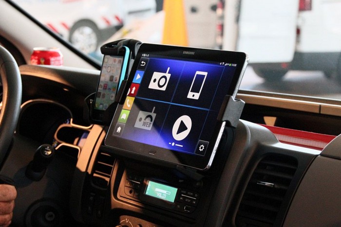 1,6-os motort? Ebbe a batárba? 12 | Vezess Azért idehaza annyira még nem jellemző, hogy valaki ekkora táblagéppel navigáljon