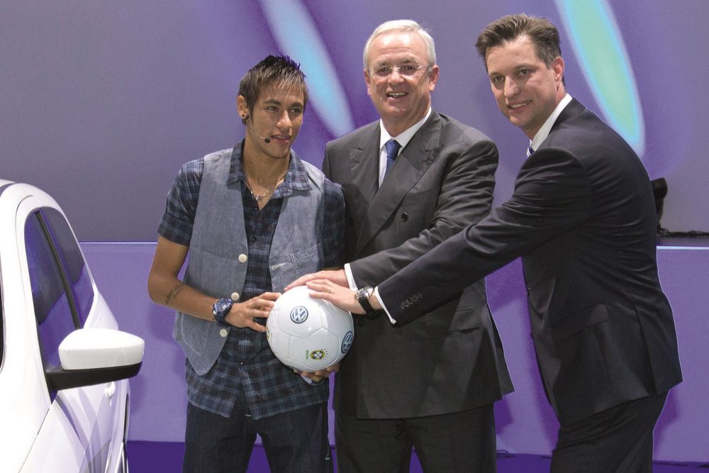 Neymar Jr és Dr. Martin Winterkorn a VW brazíliai elnökével együtt átadják a kétajtós VW Gol modellt (2012)