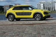 Könnyű, sármos, egyszerű és lezser autóval próbál szerencsét a Citroën a crossoverek között. A C4 Cactus nem olcsó, de nem is hétköznapi.