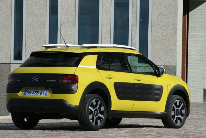 Ellentámadásban a francia autóipar 2 Az ötletes, de pocsék minőségben megvalósított C3 Pluriel óta nem volt a Citroënnek hasonlóan eredeti autója. Egy korai vázlatról ragadt rá a Cactus név, mert az autó zöld LED-jei olyan szúrófényt árasztottak, ahogy a kaktuszt védik a tüskék