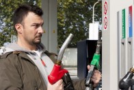 Ahogyan egyre drágul az üzemanyag, úgy merül fel az autósban a kérdés, hogyan lehetne spórolni a tankolás költségein. Ilyenkor gyakran egészen szélsőséges "megoldások" is
