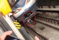 Terhes nő esett a metró elé 6