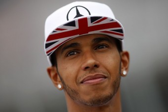 F1: Hamilton lerobbant, de első