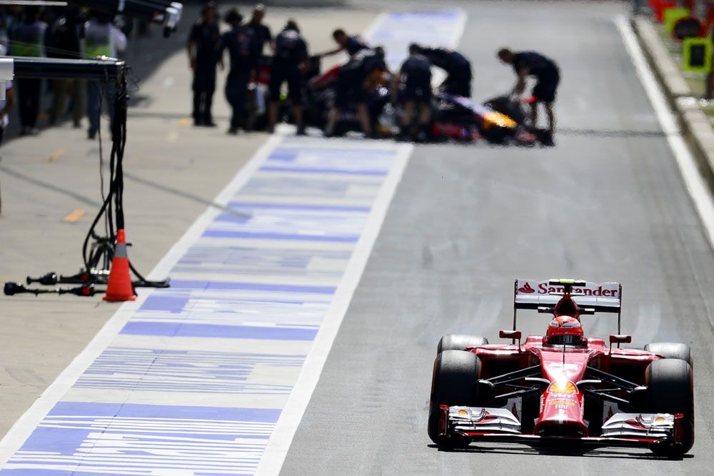 F1: Vettel az élen, a Mercedesek nem mentek az esőben 33