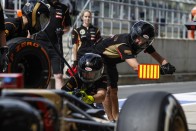 F1: Hamilton lerobbant, de első 74