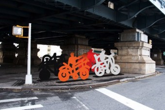 Bizarr kiállítással népszerűsítik a bringázást