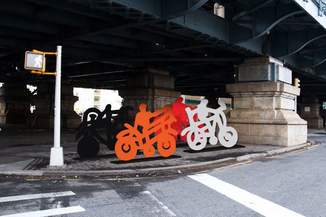 Bizarr kiállítással népszerűsítik a bringázást